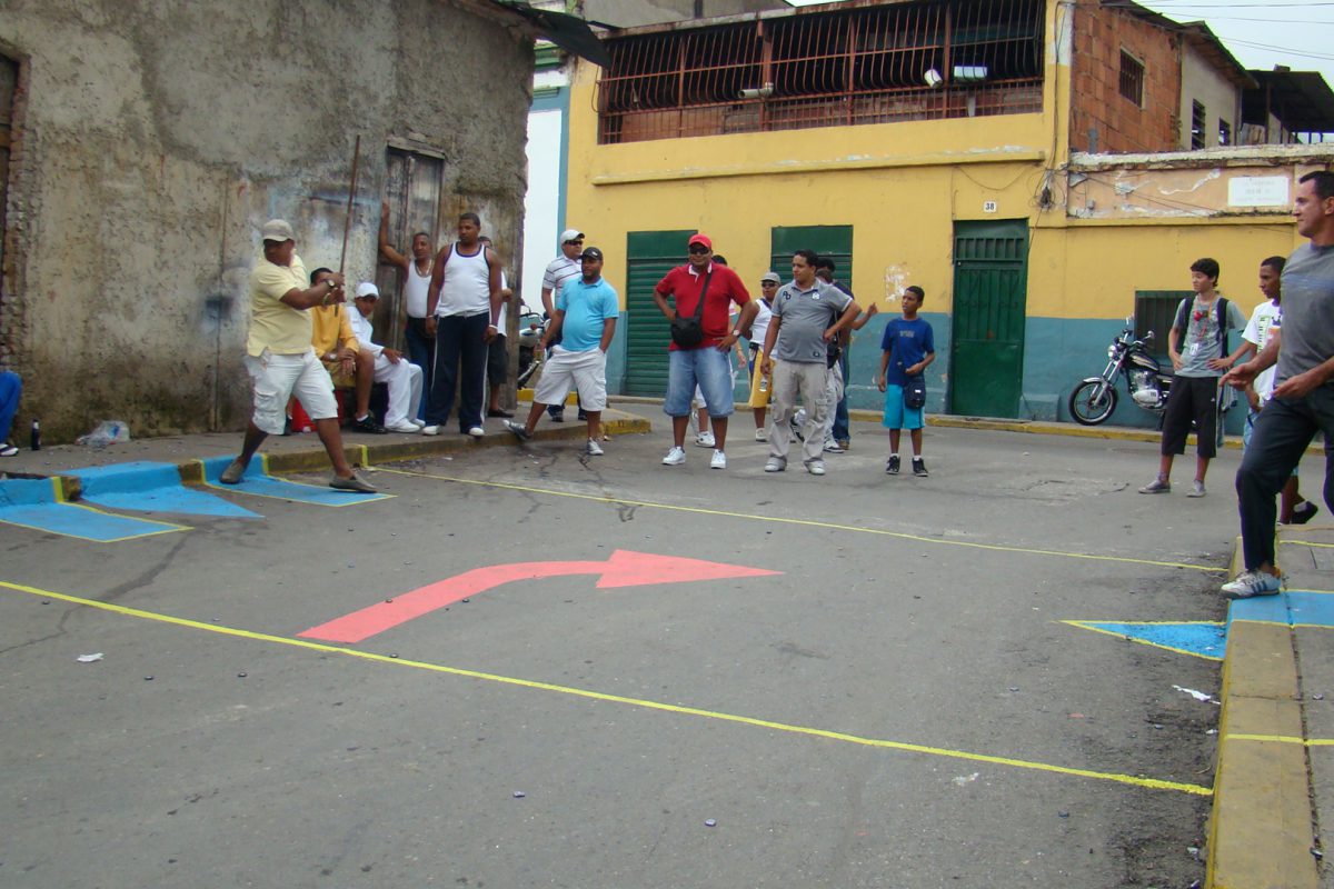 Street fun project implemented in La Pastora, drawing a ‘field’ to play a traditional street game called ‘Chapita’