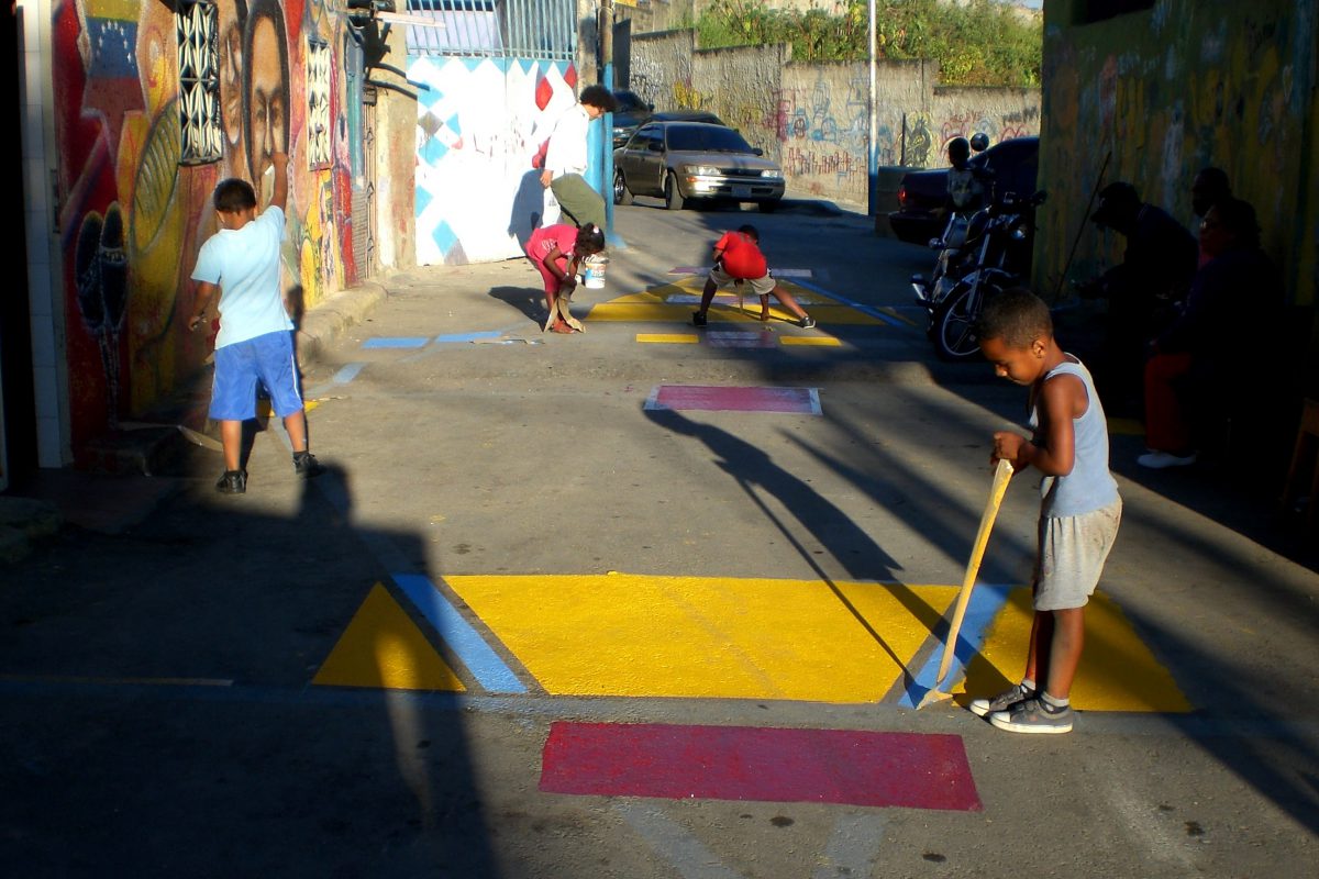 Intervention in La Ceiba, a neighbourhood of San Agustín, with a colourful painted hopscotch in one of the alleys.