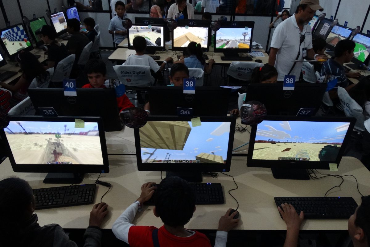 Children building Minecraft Model in Aldea Digital